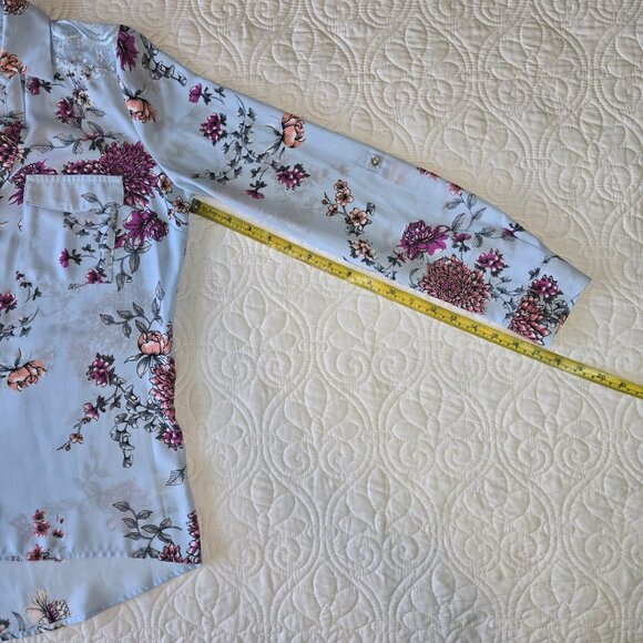 Candie's Floral and Lace Button Up Blouse Blue in a Misses size Small - Picture 11 of 13